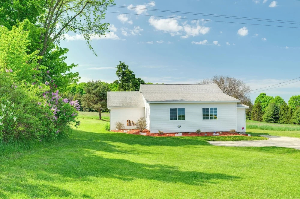 3 Mi to Lake Michigan: The Country Cottage