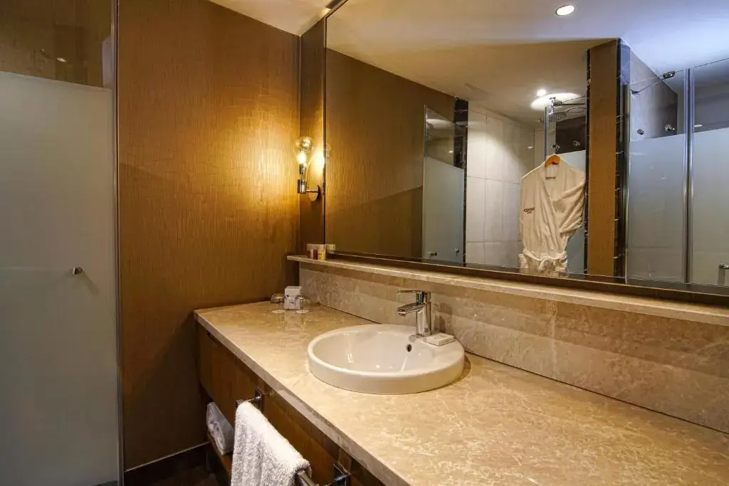 Family Suite with land view