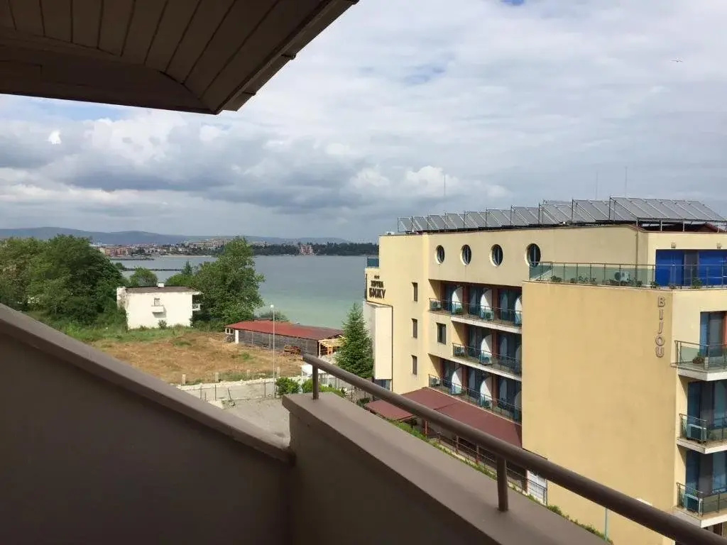 Balcony & Terrace