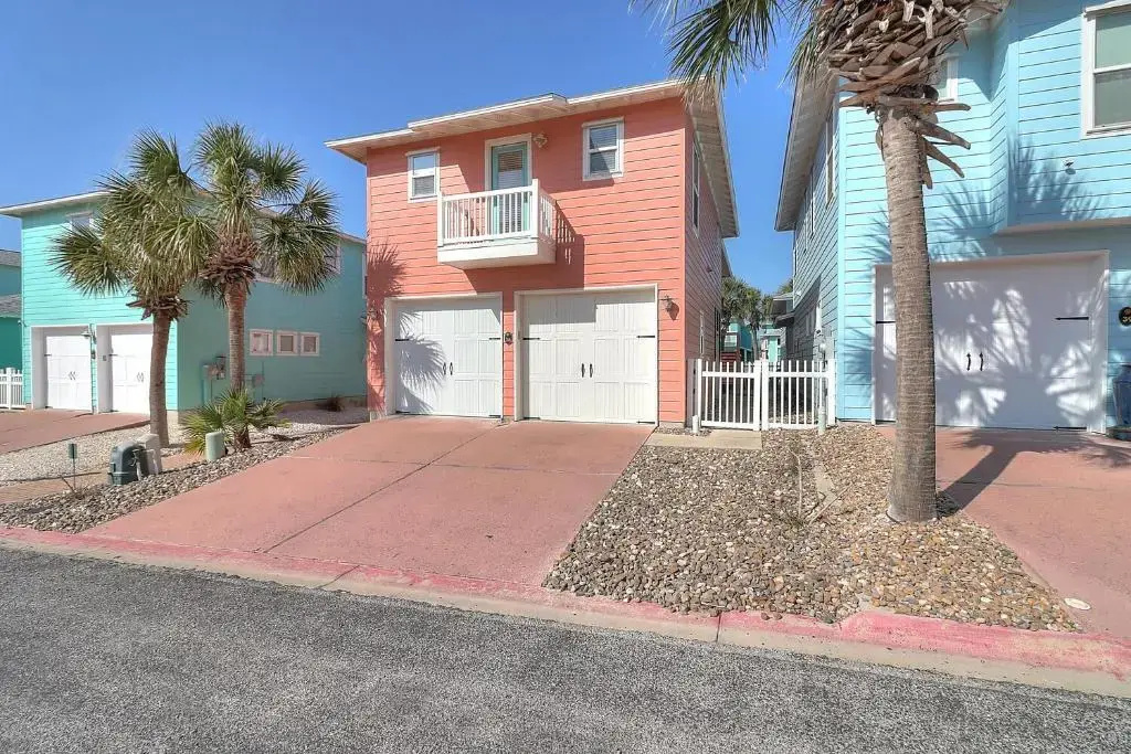 Island Time 38vw 3 Bedroom Home by Redawning