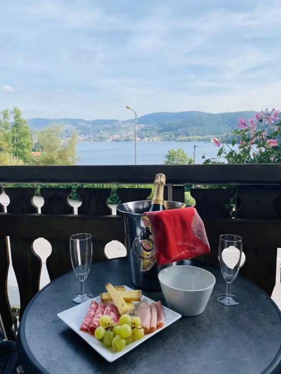 Standard Double room with lake view (full double bed)
