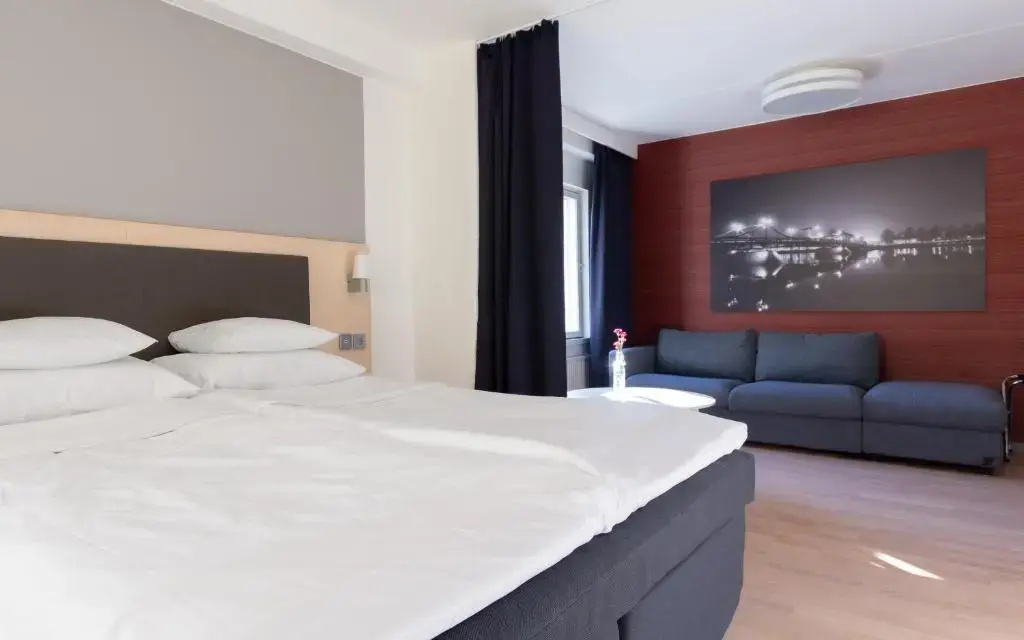 Double Suite full double bed