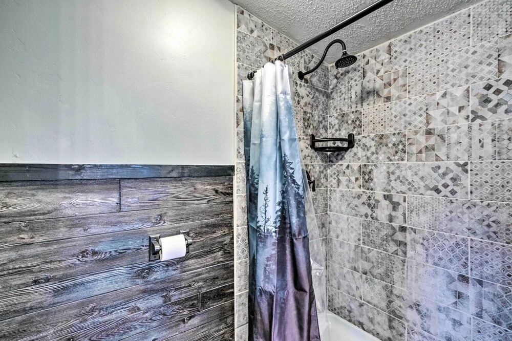 Relaxing Lincoln Forest Retreat w/ Wraparound Deck - фото 8