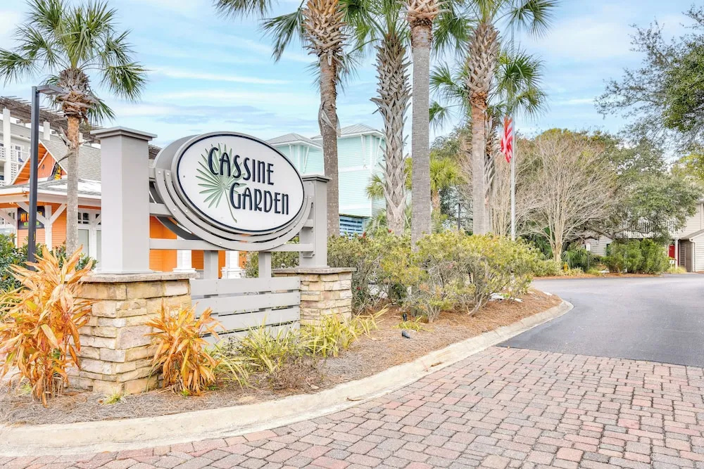 'almond Grove Cottage' w/ Patio: Walk to Beach!