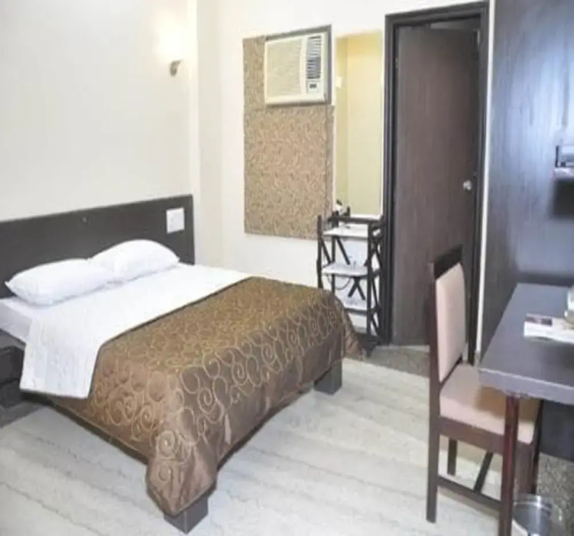 Double Suite full double bed
