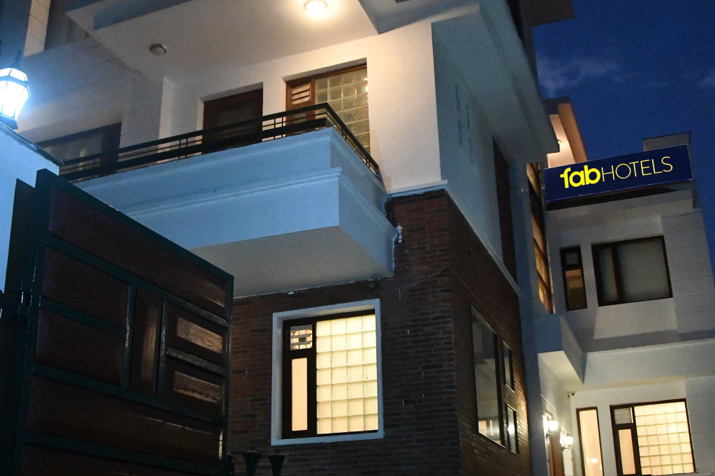 FabHotel Premium- 10min Walk from Millennium City Centre Gurugram Gurgaon