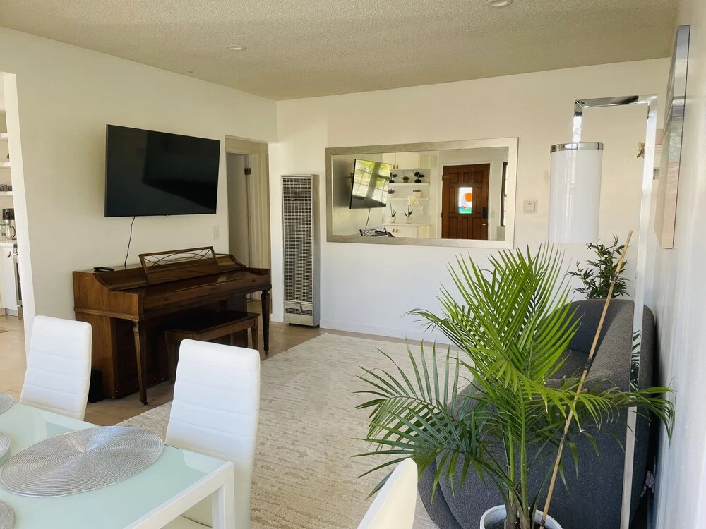 Manhattan Beach Vacation House - For solo, pair, family and business travelers