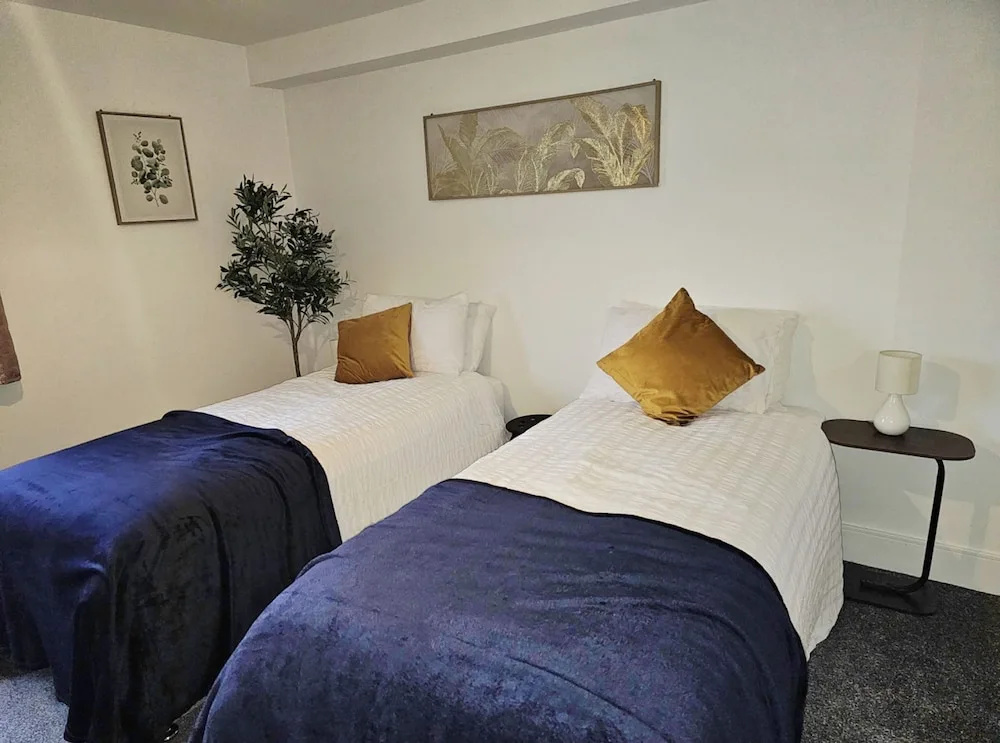 Elizabeth Line Retreat Modern 2BR Flat in Hayes