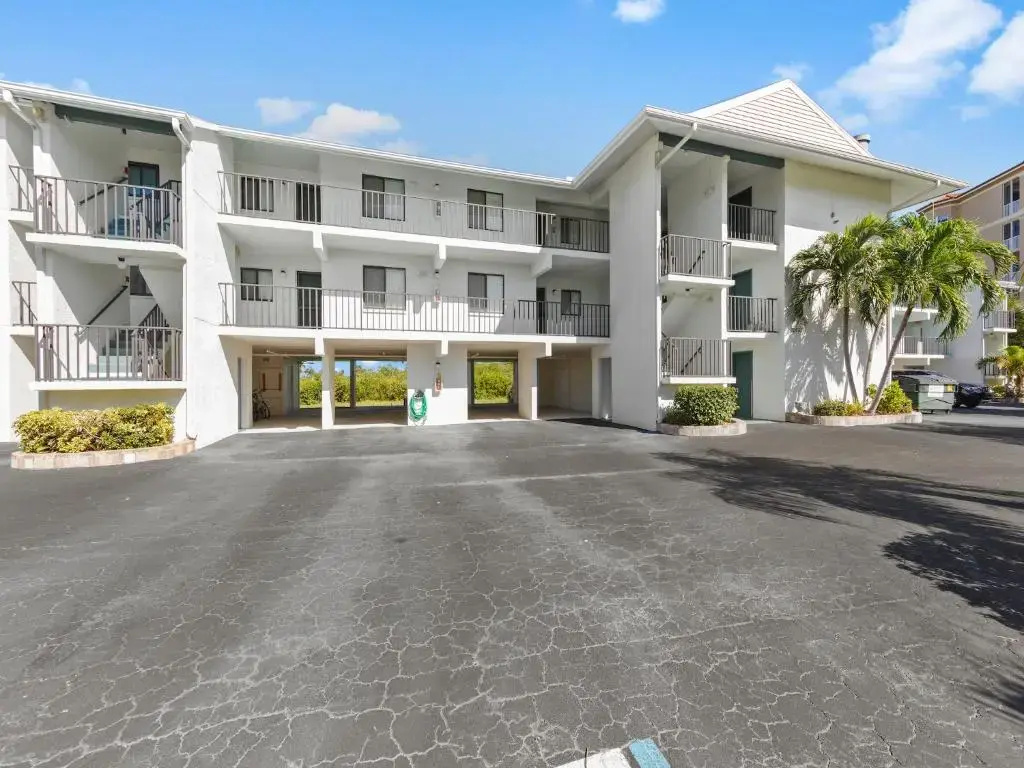 Admiral's Bay 153, 2 Bedrooms, Heated Pool, BBQ, Tennis, Elevator, Sleeps 4