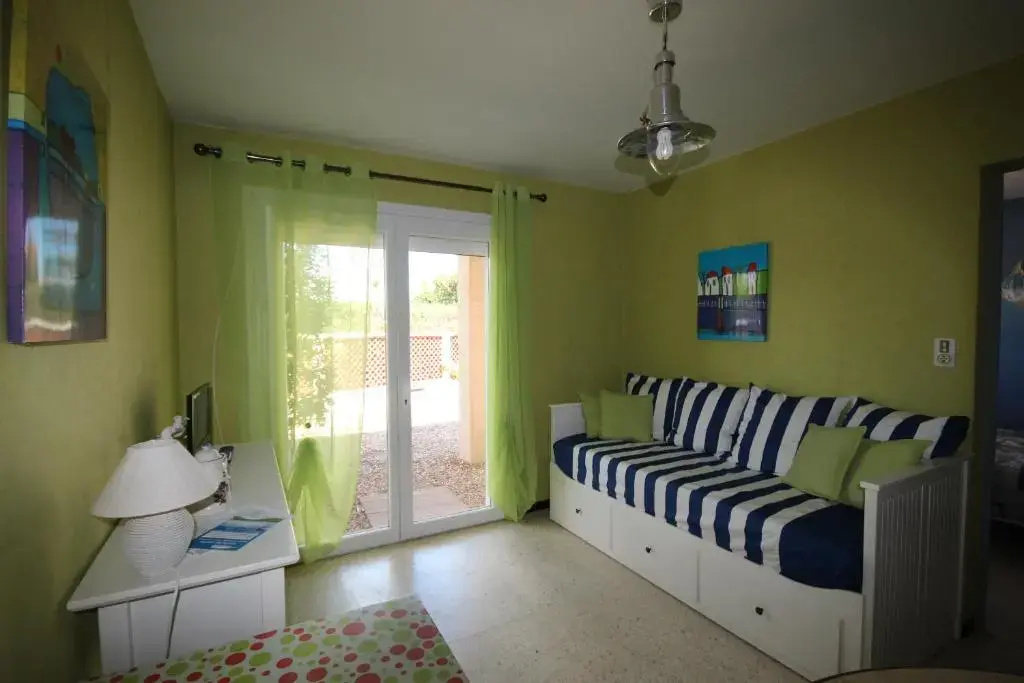 80m de la plage Appartement au rdc d'une maison 1 chambre 4 couchages cour LXRV9A