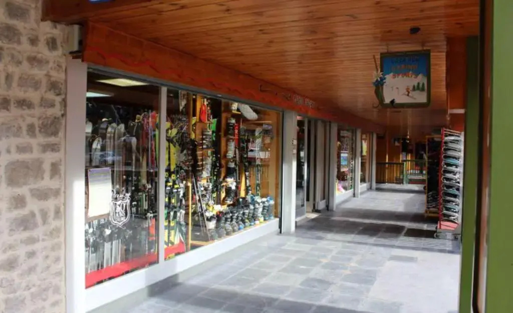 Afficher la photo 6 — au Bonheur - Praloup 1600 - Au cœur de la station et au pied des pistes - La voile des neiges - parking commun privé - local ski