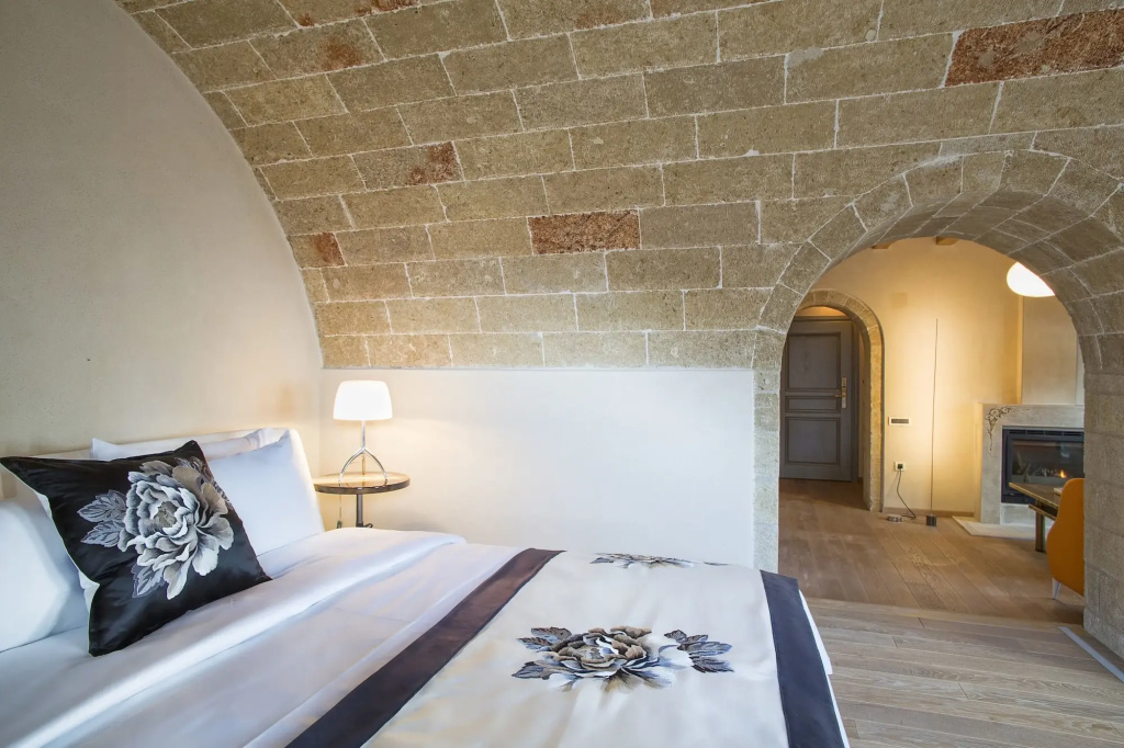 Moni Emvasis Luxury Suites - 2