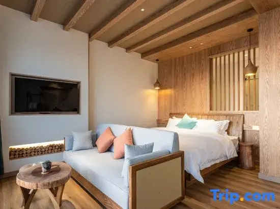 Standard Double room with lake view (full double bed)