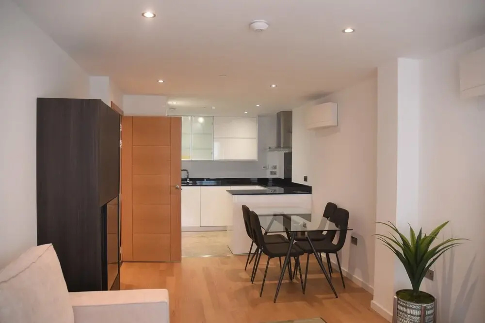 Luxury 2 Bedroom Apartment — фото 3
