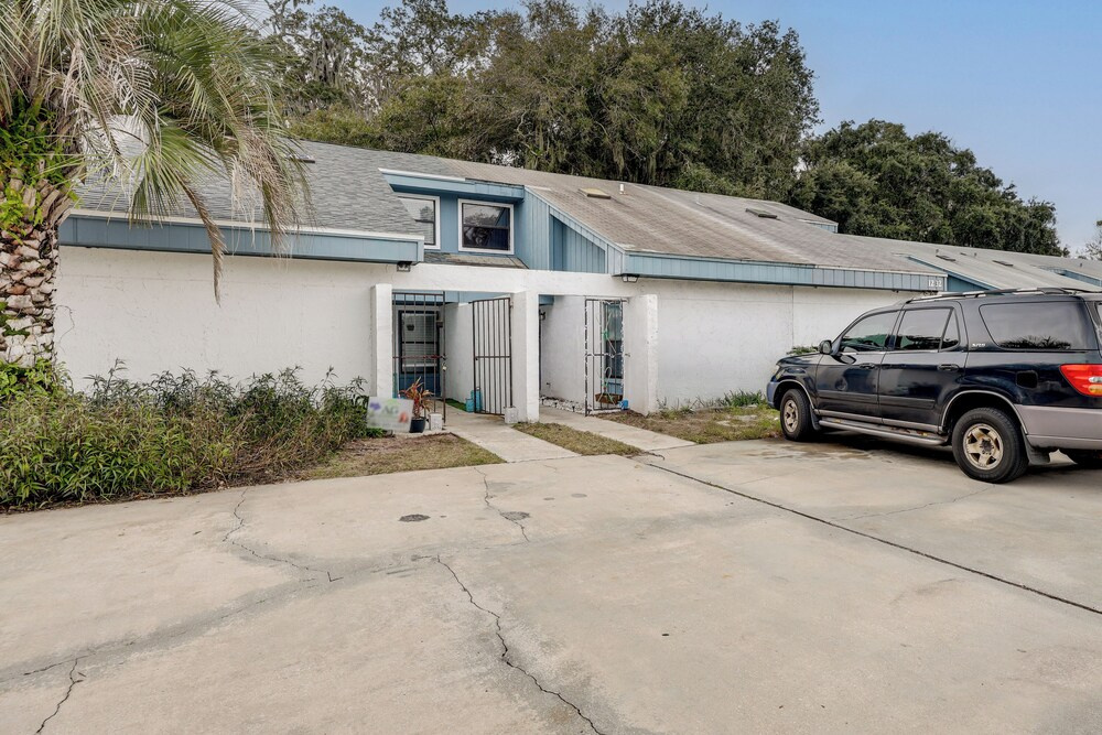 Chic Townhouse w/ Hot Tub, 4 Mi to Atlantic Beach!