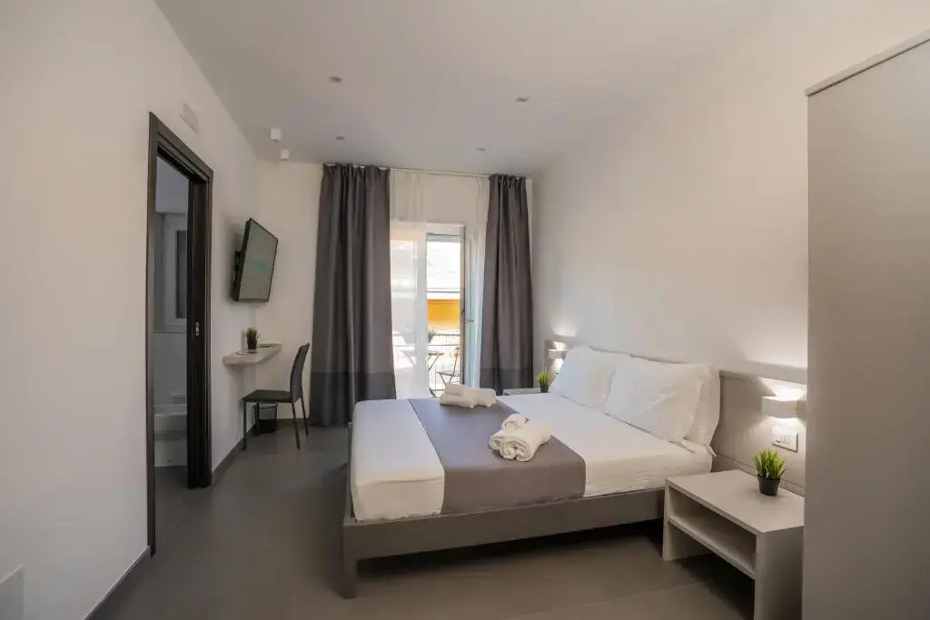 Deluxe Double room with balcony (full double bed)