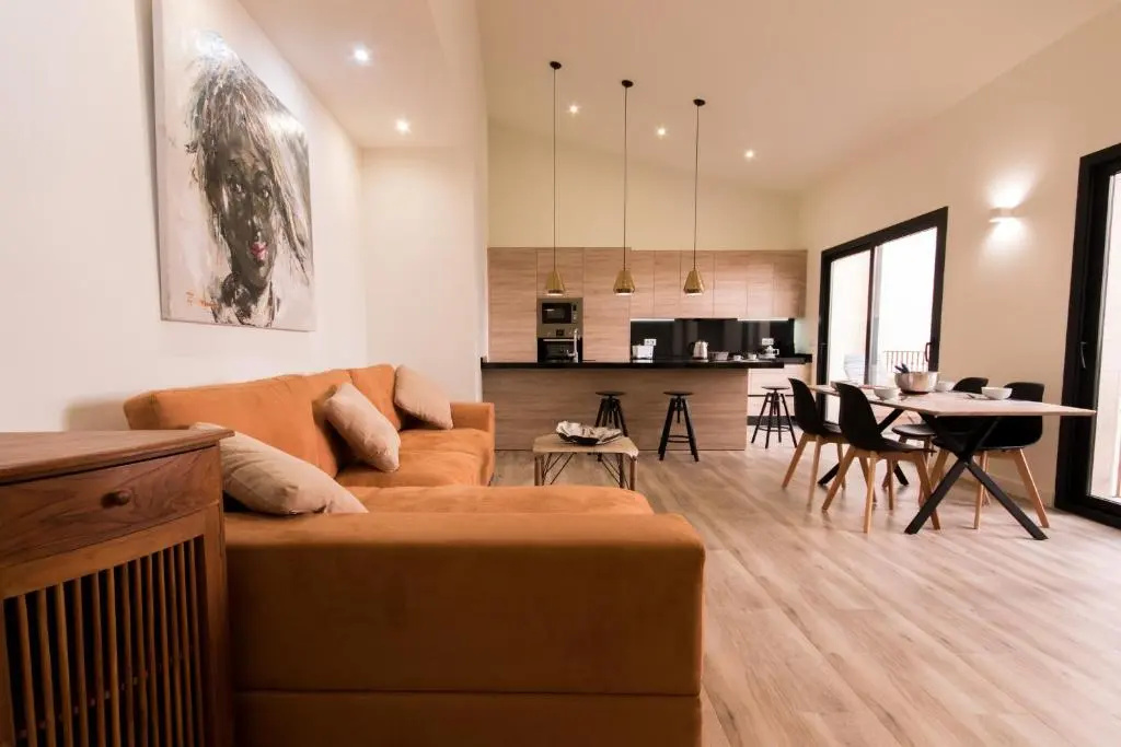 2 Bedrooms Apartment