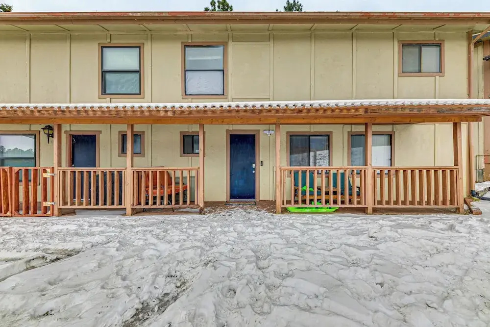 Ruidoso Home w/ Balcony ~ 16 Mi to Ski Apache!