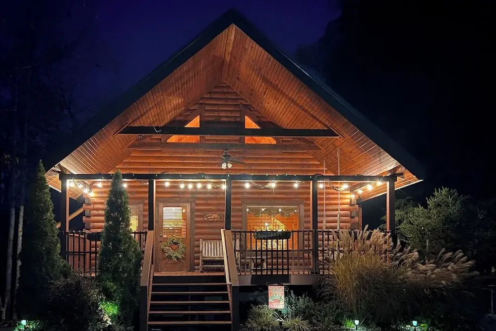 Gatlinburg Scenic Cabin w/ Hot Tub 2 Mi to Dtwn!