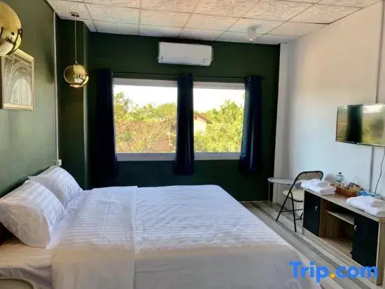 Standard Double room with street view (full double bed)