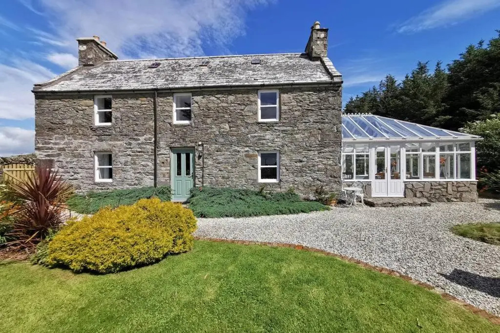 Cosy, Coastal Retreat with a Large Garden