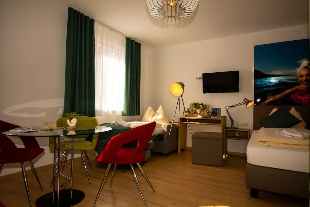 1 Bedroom Standard Family room with mountain view