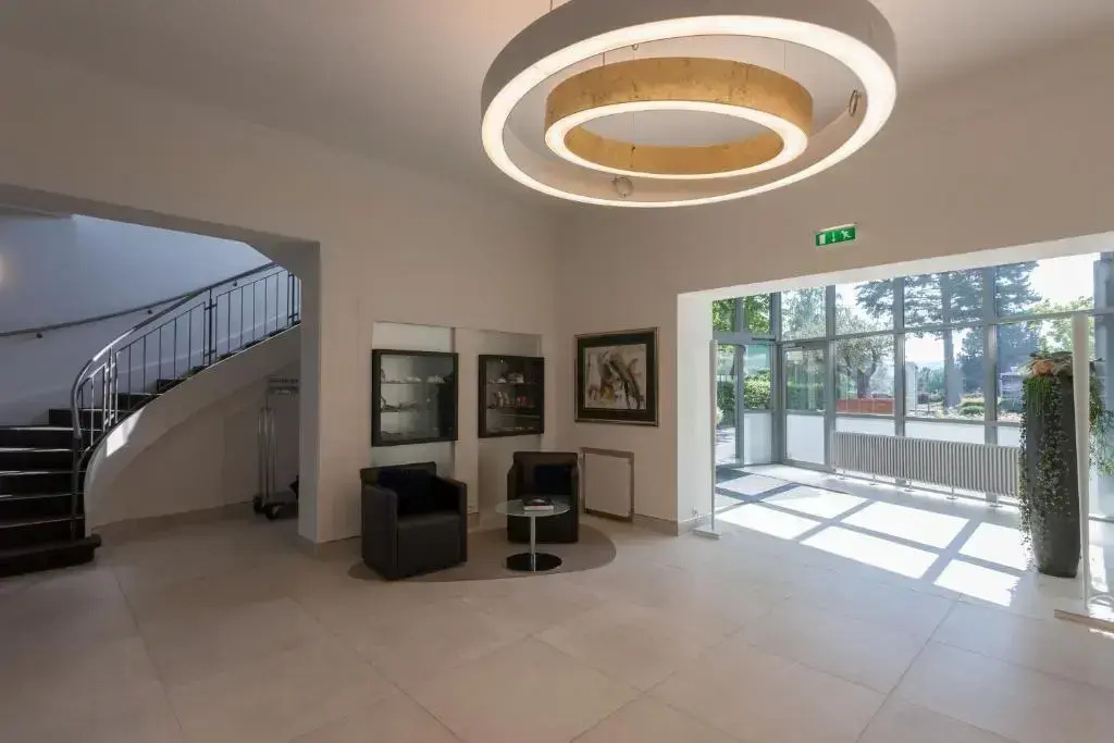 Lobby & Reception