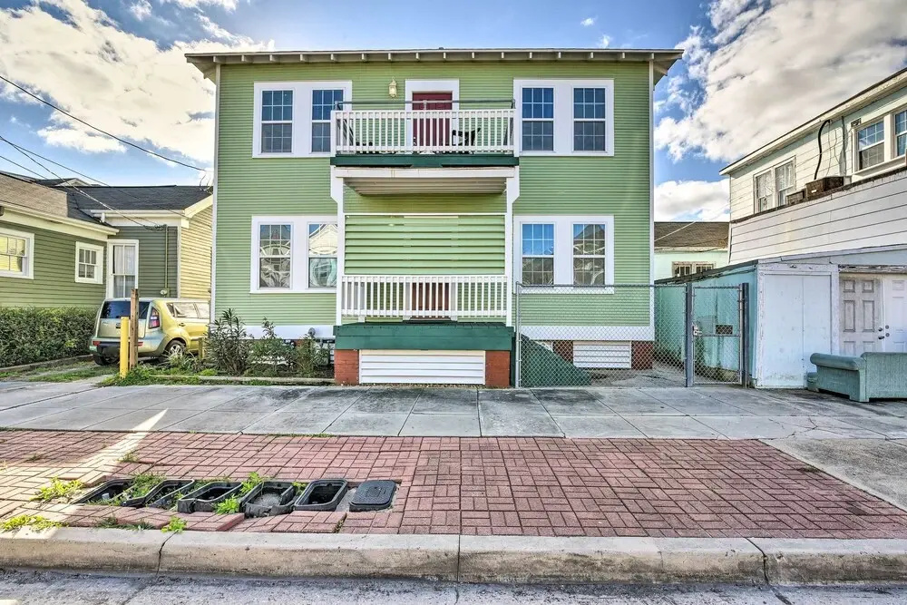 Steps to Beach: Nautical Galveston Home Near Pier!
