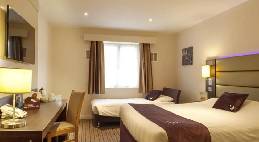 Premier Inn Heathrow M4/J4 — фото