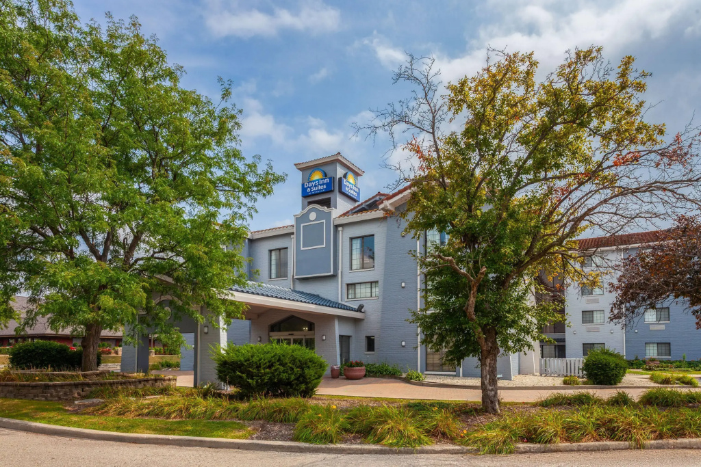 Days Inn & Suites by Wyndham Arlington Heights