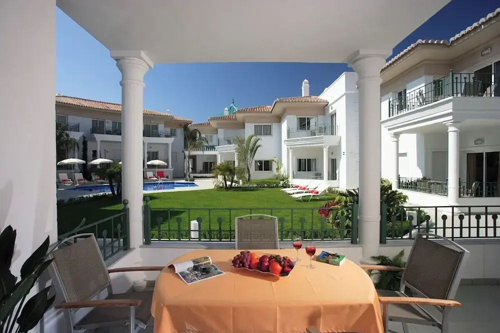 3 Bedrooms Apartment