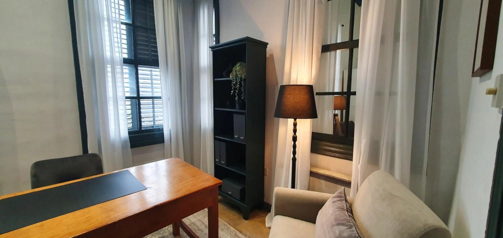 Phaedrus Living: Cozy Down Town House Aischylou