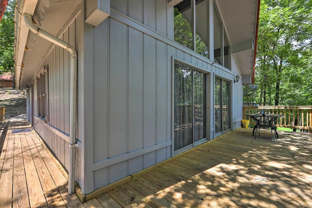 Beautiful Home With Mountain-view Deck + Smart TV