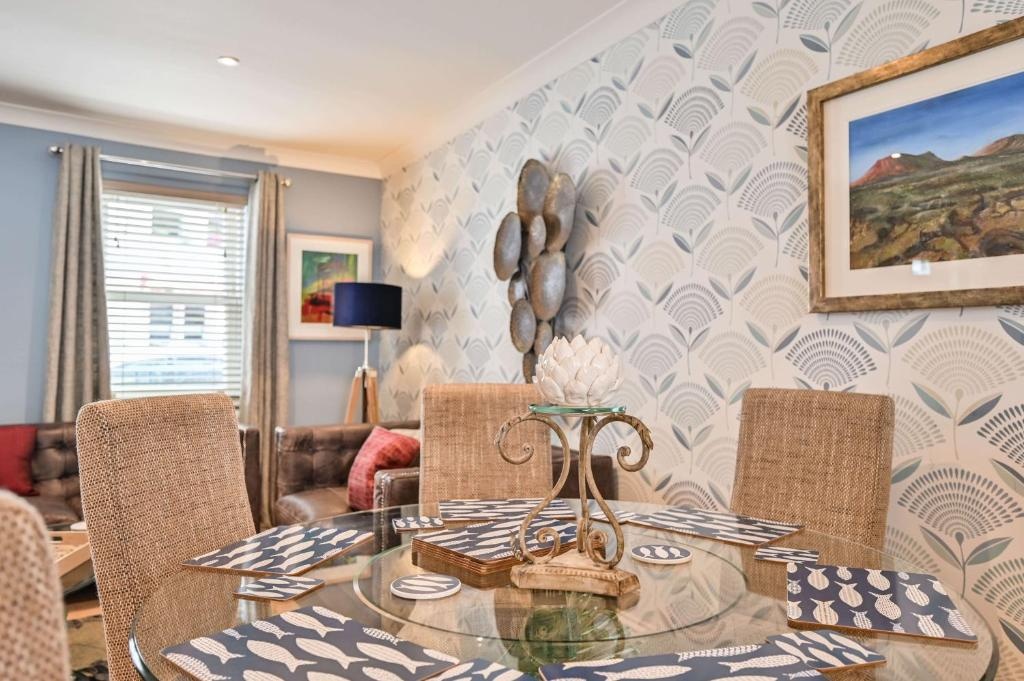 Lisburne Place - Luxury Three Bedroom Town House