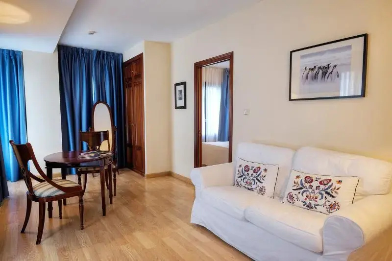 Palacio Arias and Hotel y Apartamentos Arias - Chambres