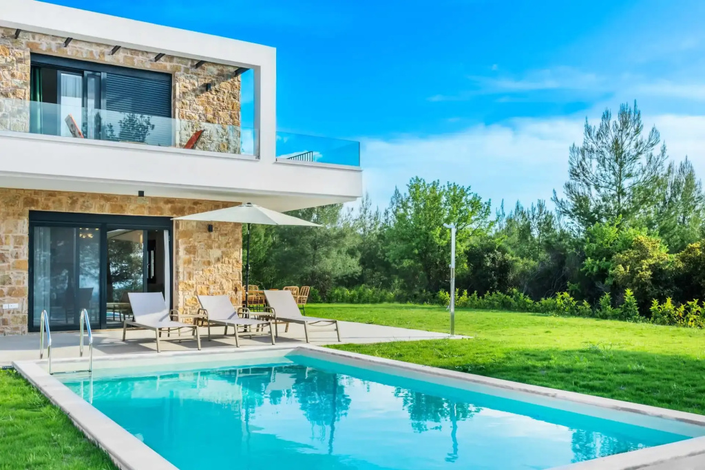 4 Bedrooms Villa