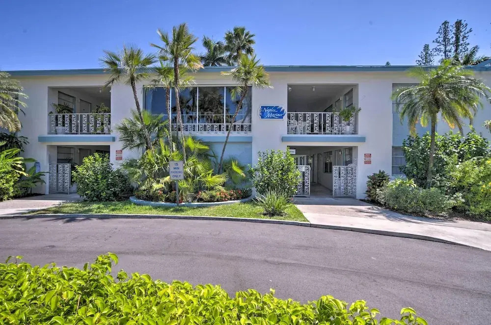 Naples Condo w/ Pool - Walk to Dining & Beach
