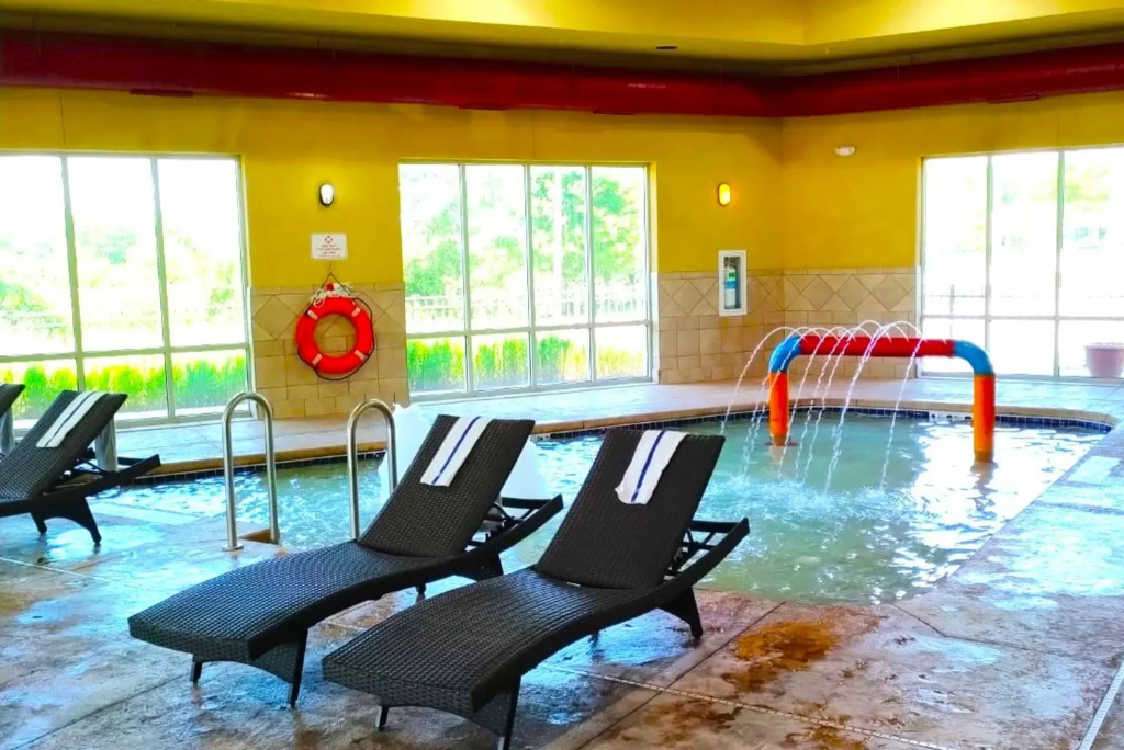 Holiday Inn Express & Suites Milwaukee Nw Park Place by IHG - 3