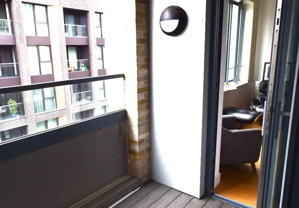 Modern Vauxhall Flat With Balcony