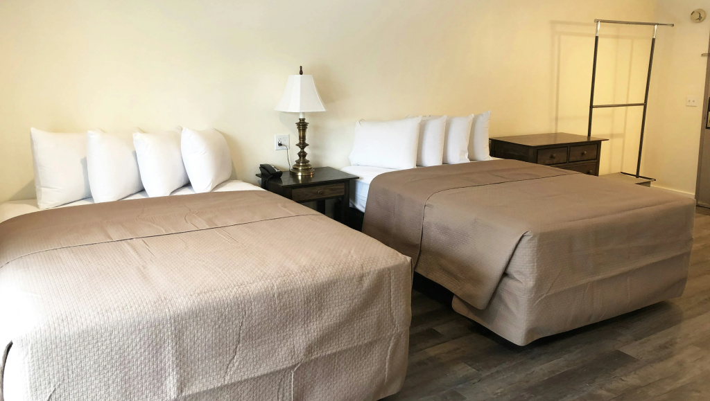 Colonial Inn Ellsworth — 4