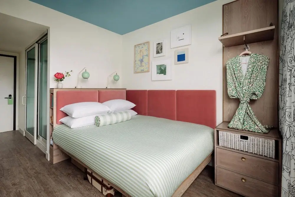 Double room with city view (full double bed)