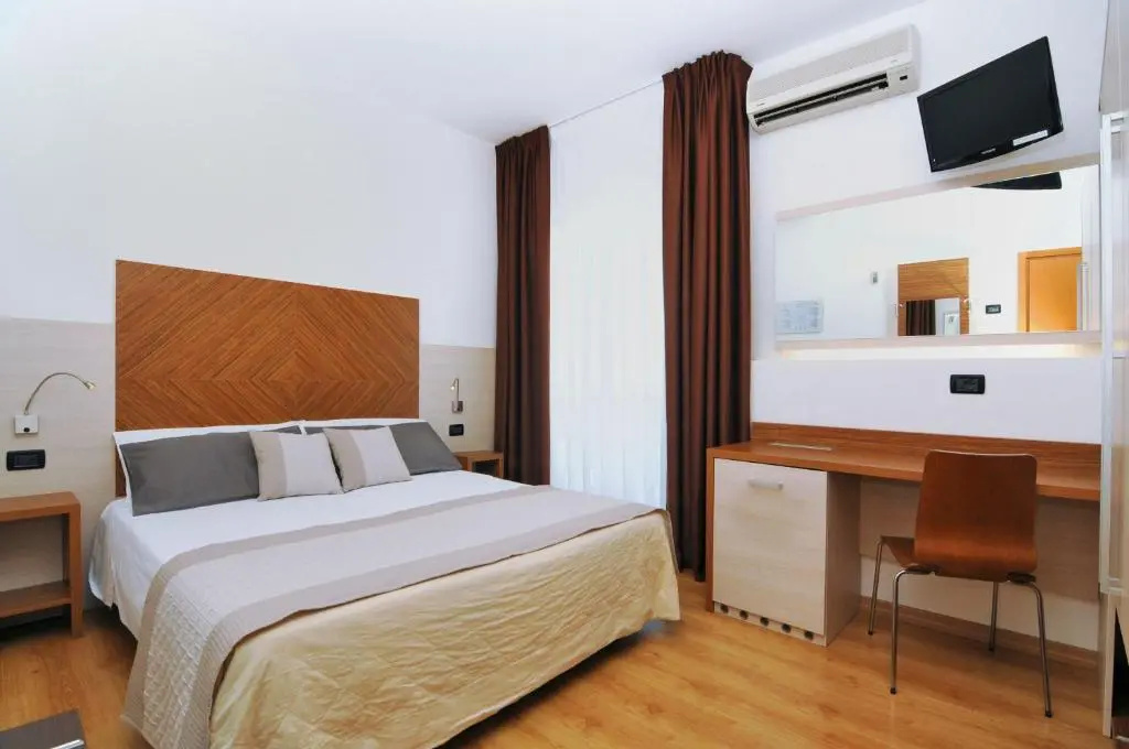 Standard Double room with balcony and with partial sea view (full double bed)