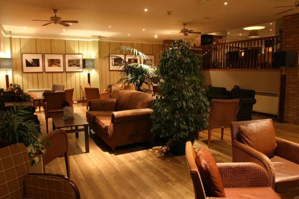 Eight Acres Hotel