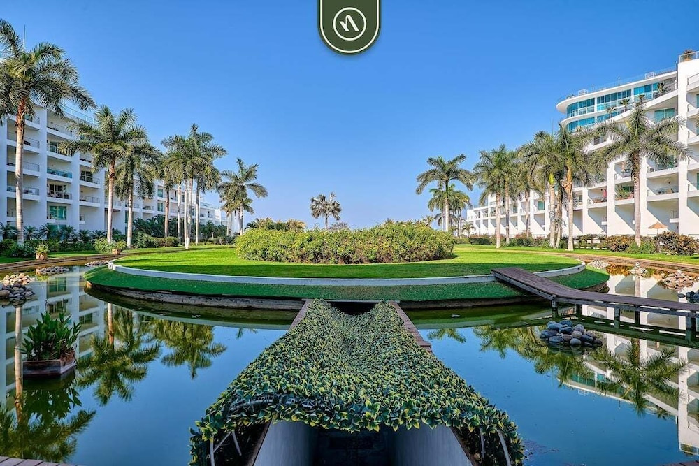 Ocean View 2BR Condo - Private Terrace - Beach