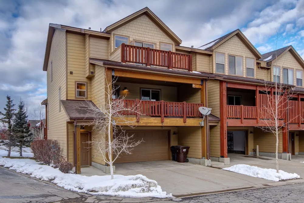 Luge Lane 5 Bedroom Townhouse by RedAwning