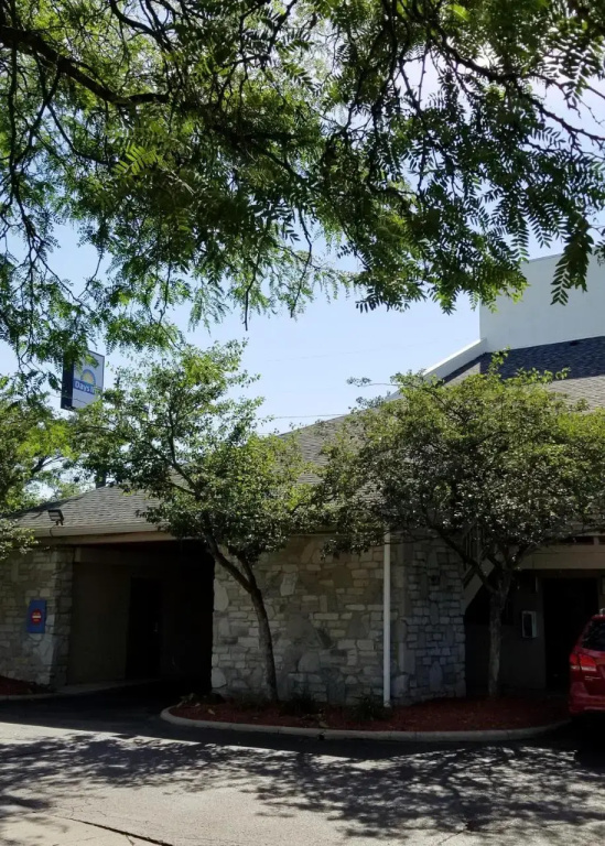 Days Inn & Suites by Wyndham Monroe
