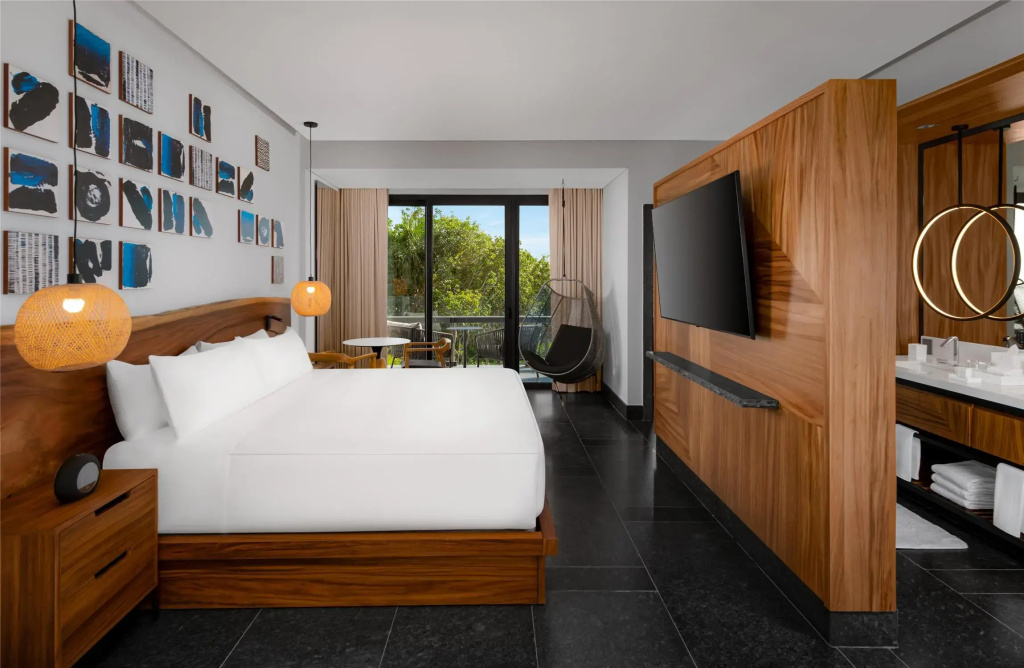 Double Suite with tropical view (full double bed)
