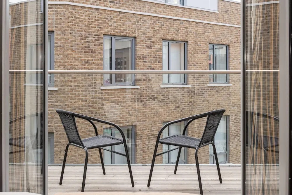 A Beautiful Modern 2 Bedroom Apartment