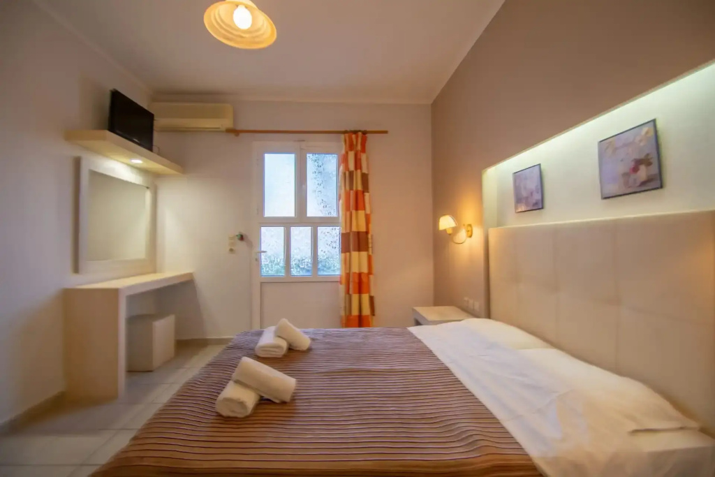 Double Basement Studio with sea view (full double bed)