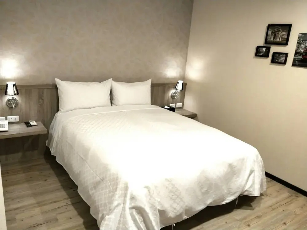 Standard Double room with city view (full double bed)